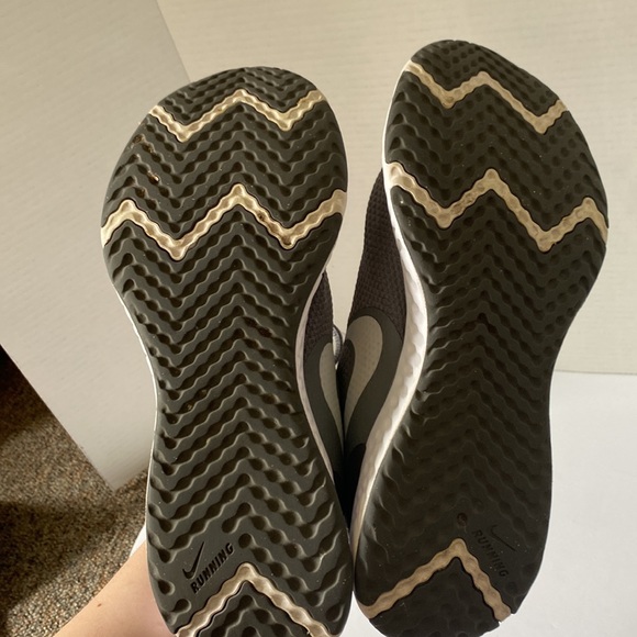 Nike Women Size 8 Gray Revolution Running Shoes - Picture 8 of 9